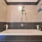 Lora أوميس