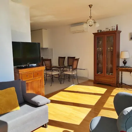 Apartment Lora *
